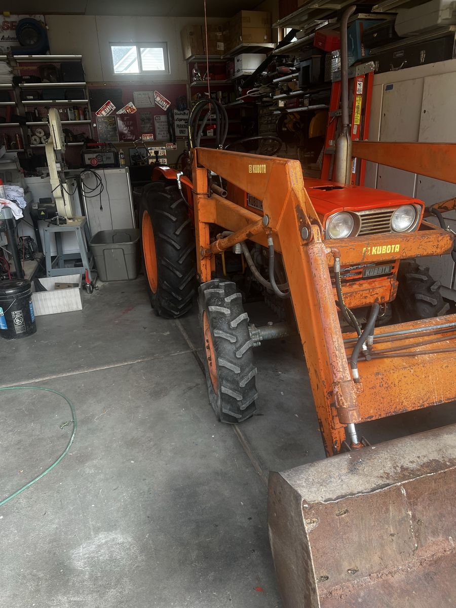 Kubota 4x4 tractor loader