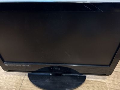 Vizio VA19L HDTTV10T 19" LED HDTV Black - Good Condition with HDMI & VGA Inputs