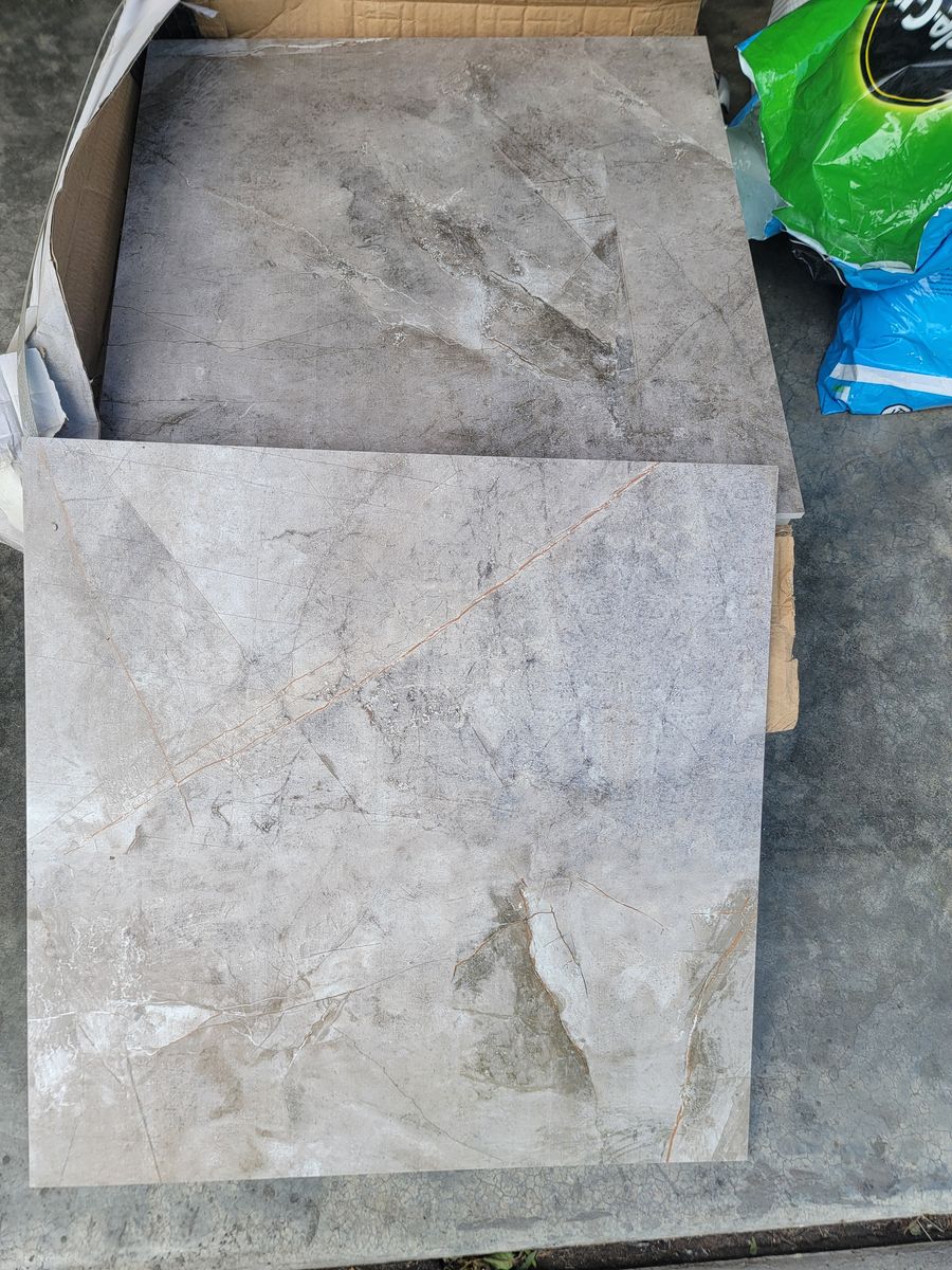Grey/white tile