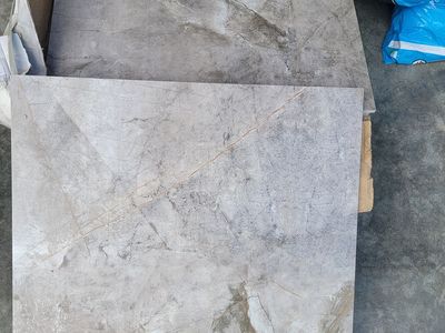 Grey/white tile