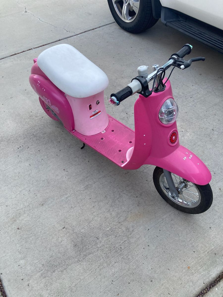 Girls razor moped scooter