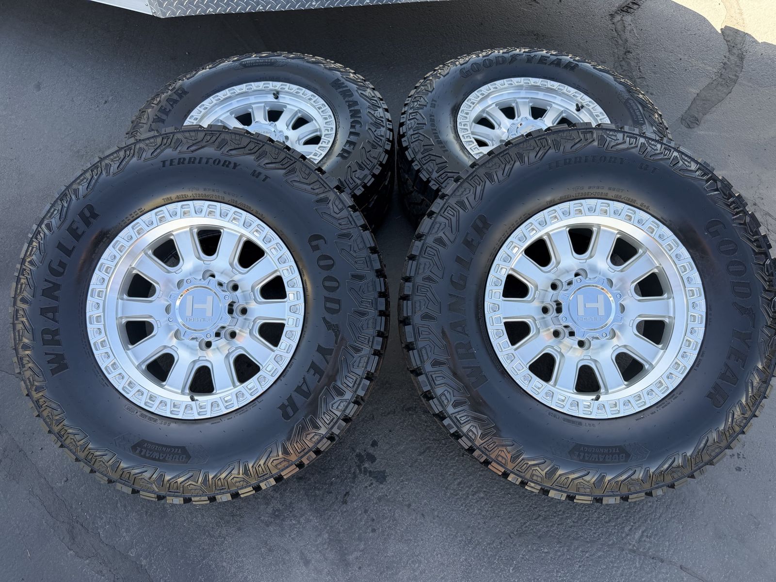 New LT305/70r18 Goodyear MT Territory Silver Hostile H138 Crawler 8x6.5 Dodge Ram Cummins Chevy Silverado 2500 3500 Duramax 8 