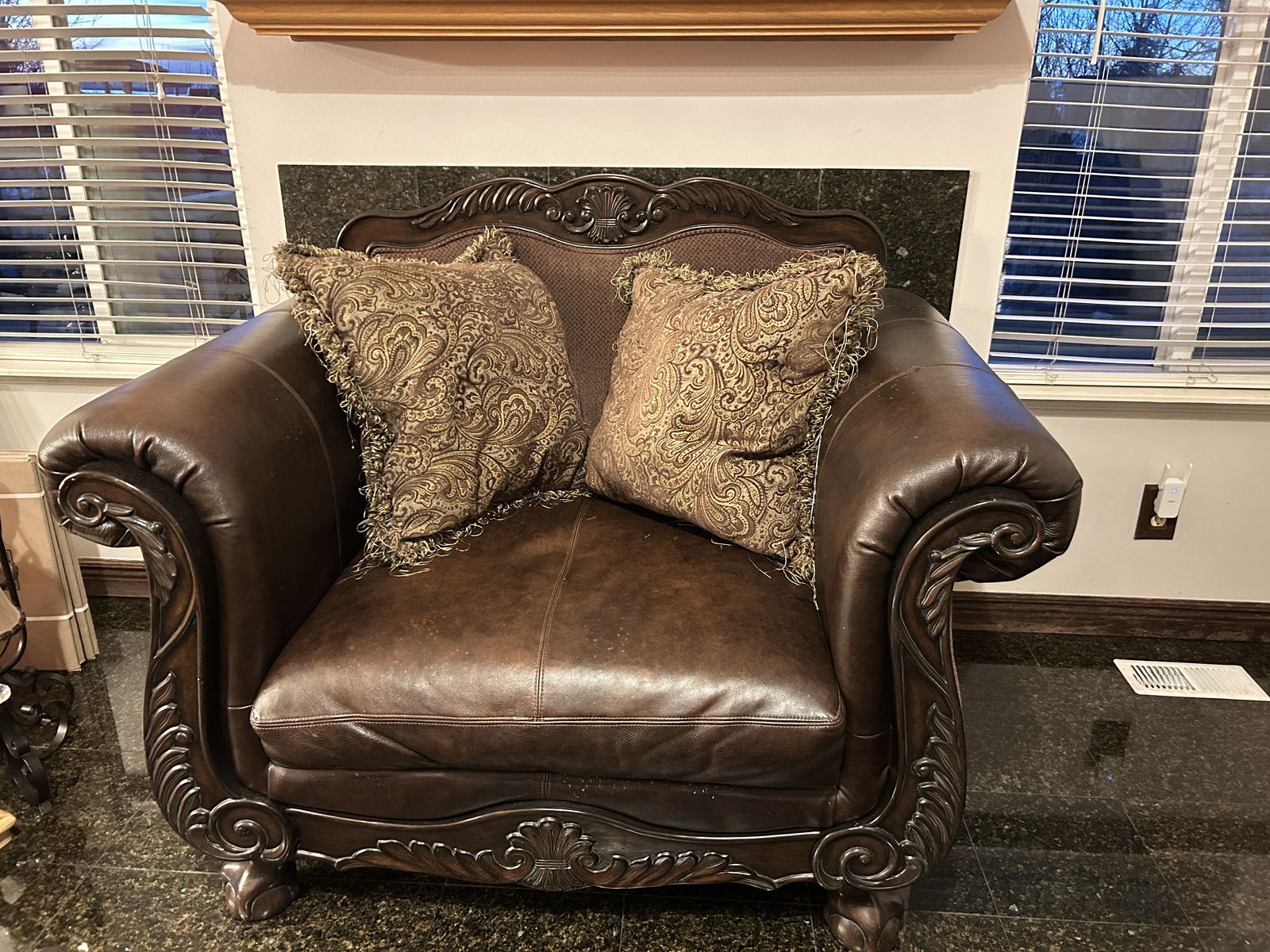 2 Table drawers 1 coffee table 3 Sofas