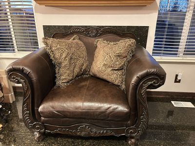 2 Table drawers 1 coffee table 3 Sofas