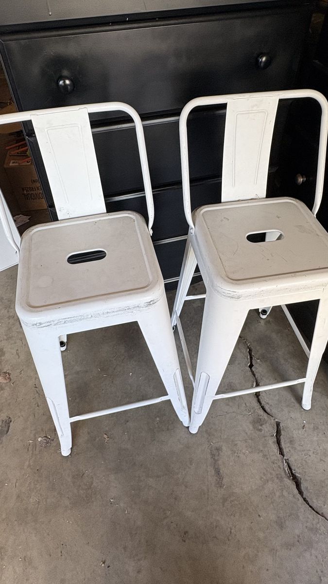 Set of 2 White Metal Bar Stools OBO