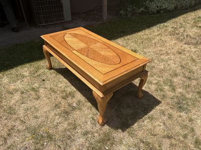 Vintage Oak Wood Coffee Table with Ornate Cabriole Legs - Classic Living Room Furniture