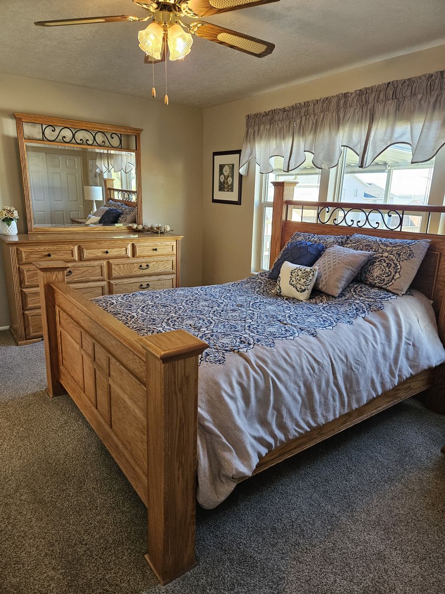 Queen Oak Bedroom Set