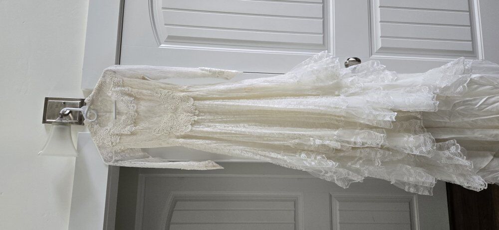 Extremely stunning rare vintage wedding dress
Rar