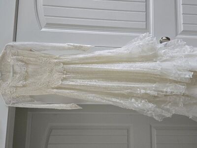 Extremely stunning rare vintage wedding dress
Rar