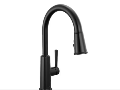New in Box Delta Finnridge Matte Black 16.5 in. H Pull Down Sprayer Kitchen Faucet