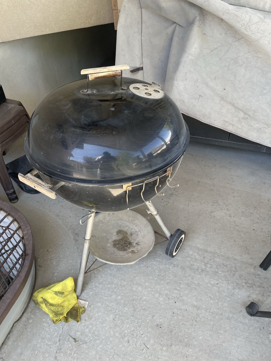 Weber Kettle Charcoal Grill - Black, Classic 22-inch Outdoor BBQ