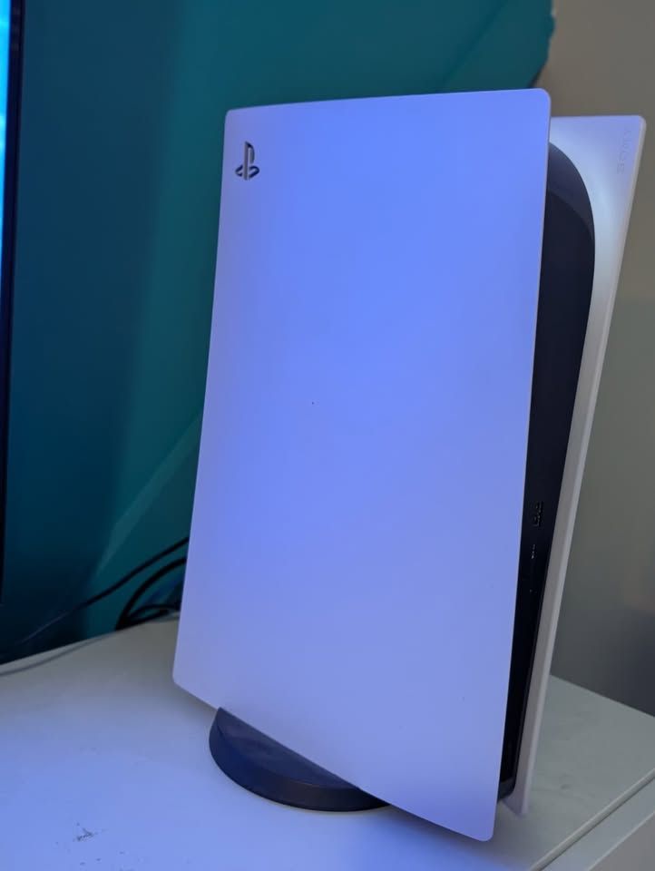 PlayStation 5 Digital Edition & Sony DualSense Wireless Controller