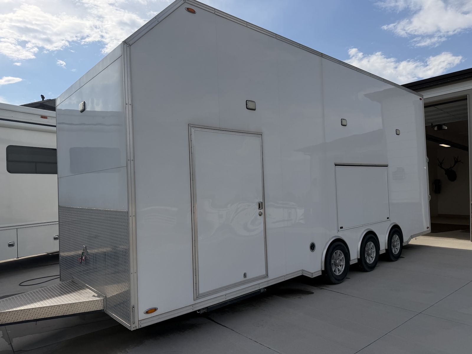 2021 Ultra Santek 28' Belly Lift Stacker 108" Wide