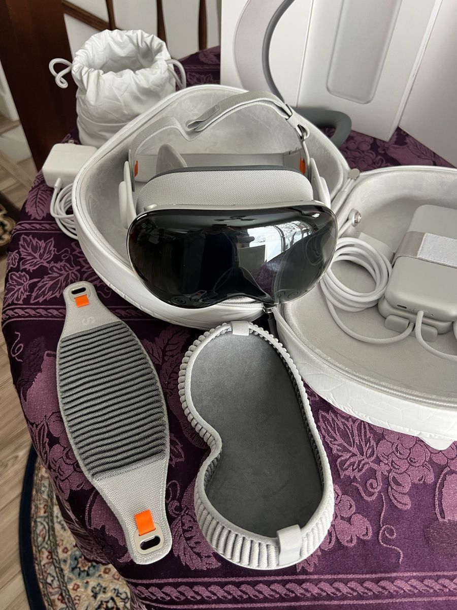 Apple Vision Pro 1TB + All Accessories