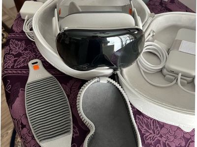 Apple Vision Pro 1TB + All Accessories