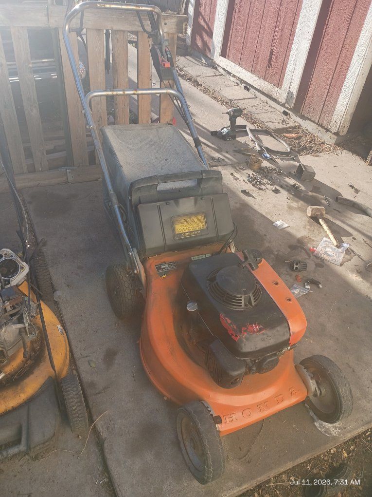 Honda HRC 216 HXA Commercial Lawnmower Runs Good