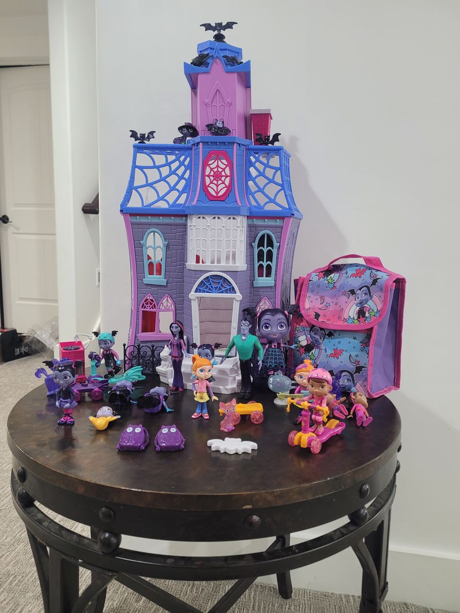 Vampirina castle and toy set