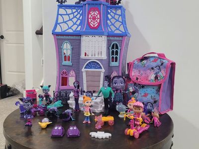 Vampirina castle and toy set