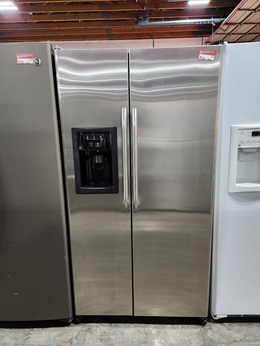 NICE GE STAINLESS STEEL SIDE BY SIDE FRIDGE! W-WARRANTY
