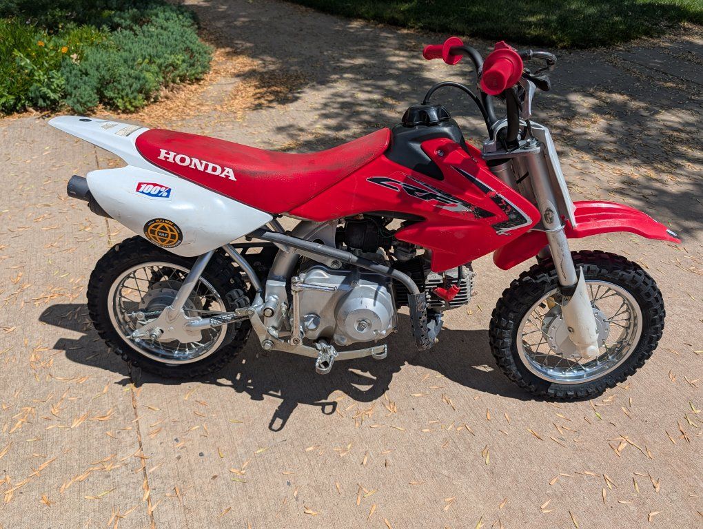 2018 Honda CRF 50f Dirt Bike - Red/White Off-Road Motorcycle with Extra Seat Cover
