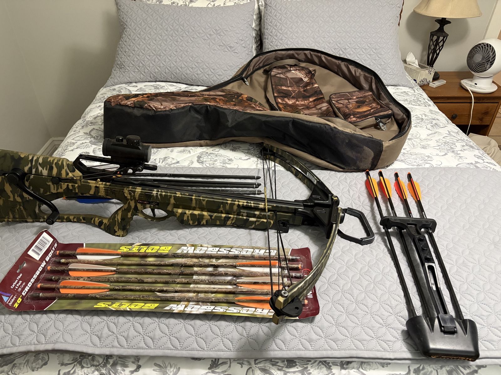 Barnett Quad 400 crossbow with Scope, Case, Quiver, and Bolts