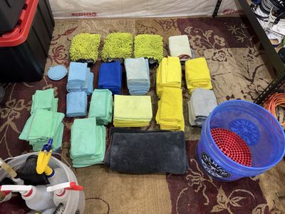 Chemical Guys Car Detailing Kit - Buckets, Microfiber Towels, Wash Mitts & Spray Bottles