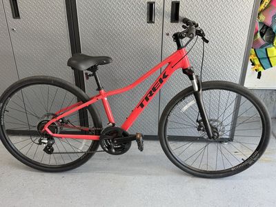 Trek Dual Sport 2 Hybrid Bike Women’s Specific Design