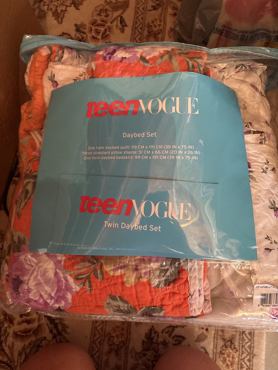 Teen VOGUE Twin Daybed Set - Quilt, 3 Shams, Bedskirt - Floral Print