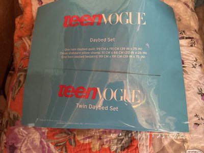 Teen VOGUE Twin Daybed Set - Quilt, 3 Shams, Bedskirt - Floral Print