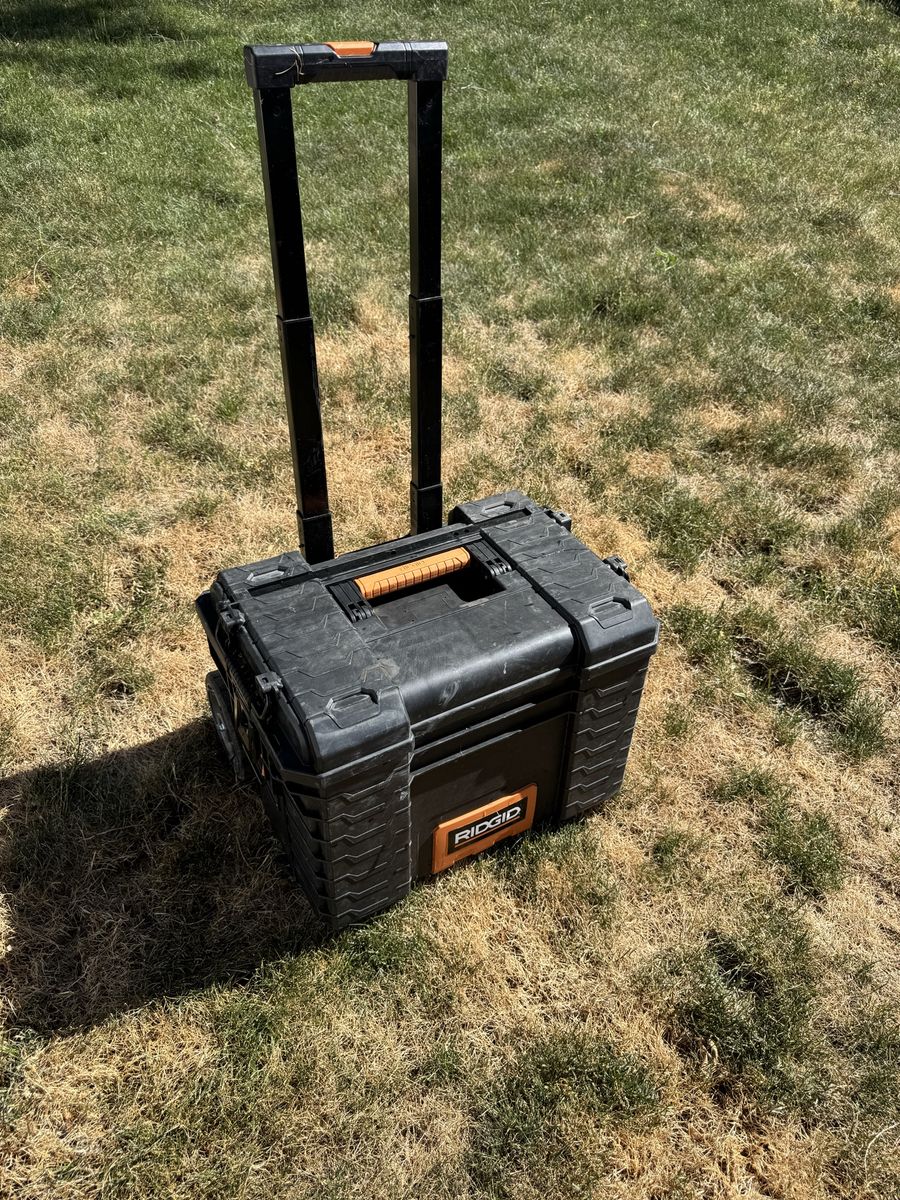 Ridged rolling toolbox