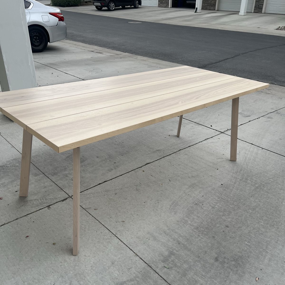 LIKE NEW!! IKEA YPPERLIG DINING TABLE!!