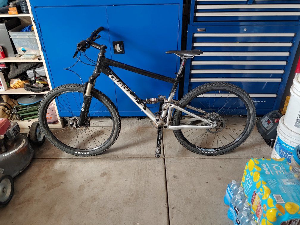 Giant Anthem 2 Mountain Bike 26" Tires Full Suspension with Disc Brakes