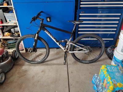 Giant Anthem 2 Mountain Bike 26" Tires Full Suspension with Disc Brakes