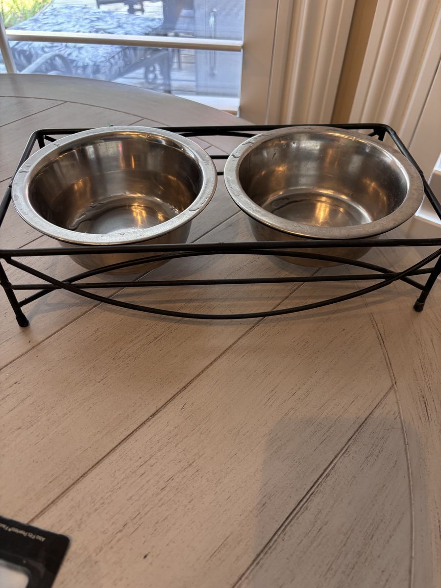 Pet food stand and 2 bowls 