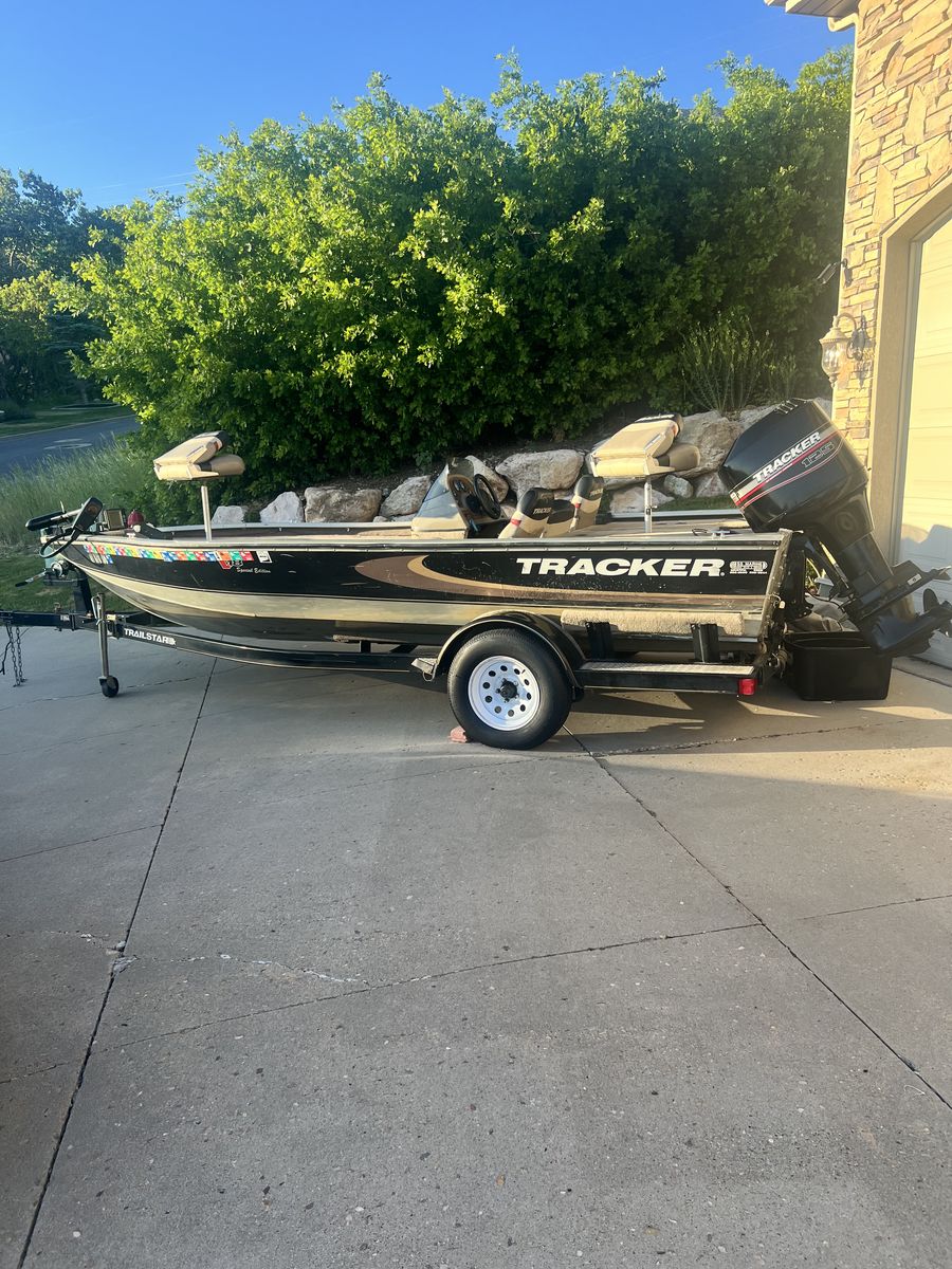 tracker Tournament V18 fishing boat