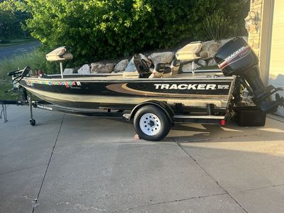 tracker Tournament V18 fishing boat