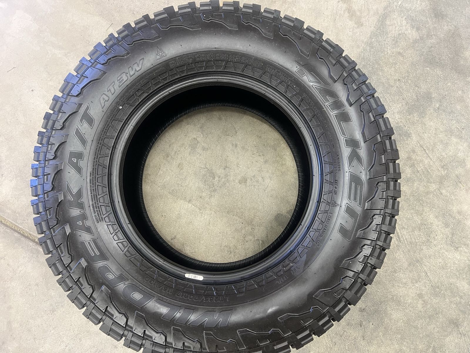Falken Wildpeak LT285/70r17 AT3W