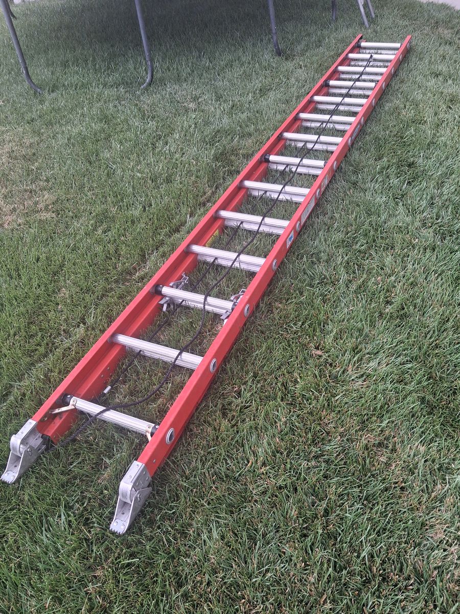 Werner 28 ft Fiberglass Extensions Ladder with 300 lb Load Capacity Type IA Duty Rating