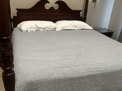 Vintage Solid Wood Queen Size Four-Poster Bed Frame - Ornate Carved Mahogany Finish