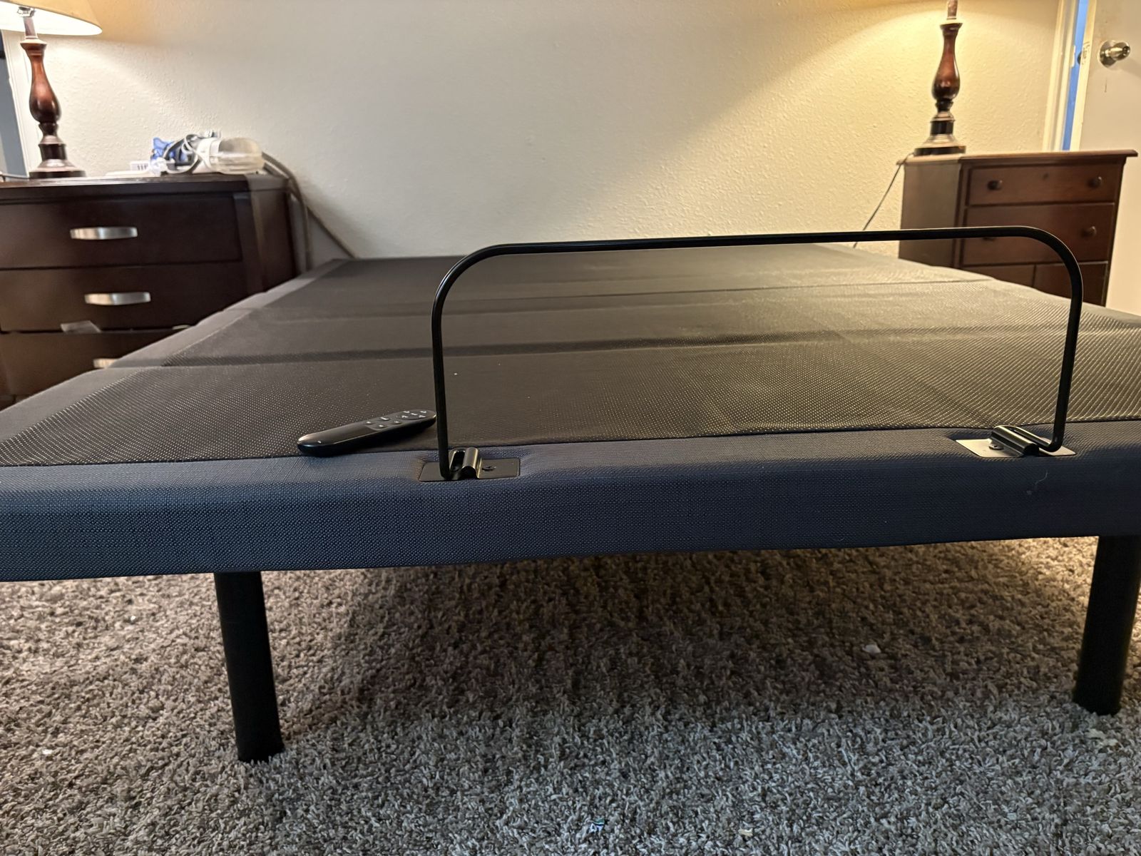 Queen-size adjustable platform bedframe