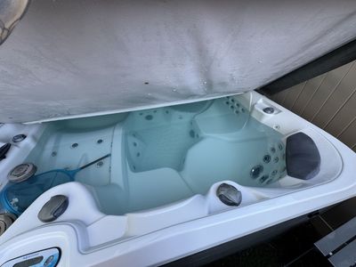 Aquaterra 6 person hot tub