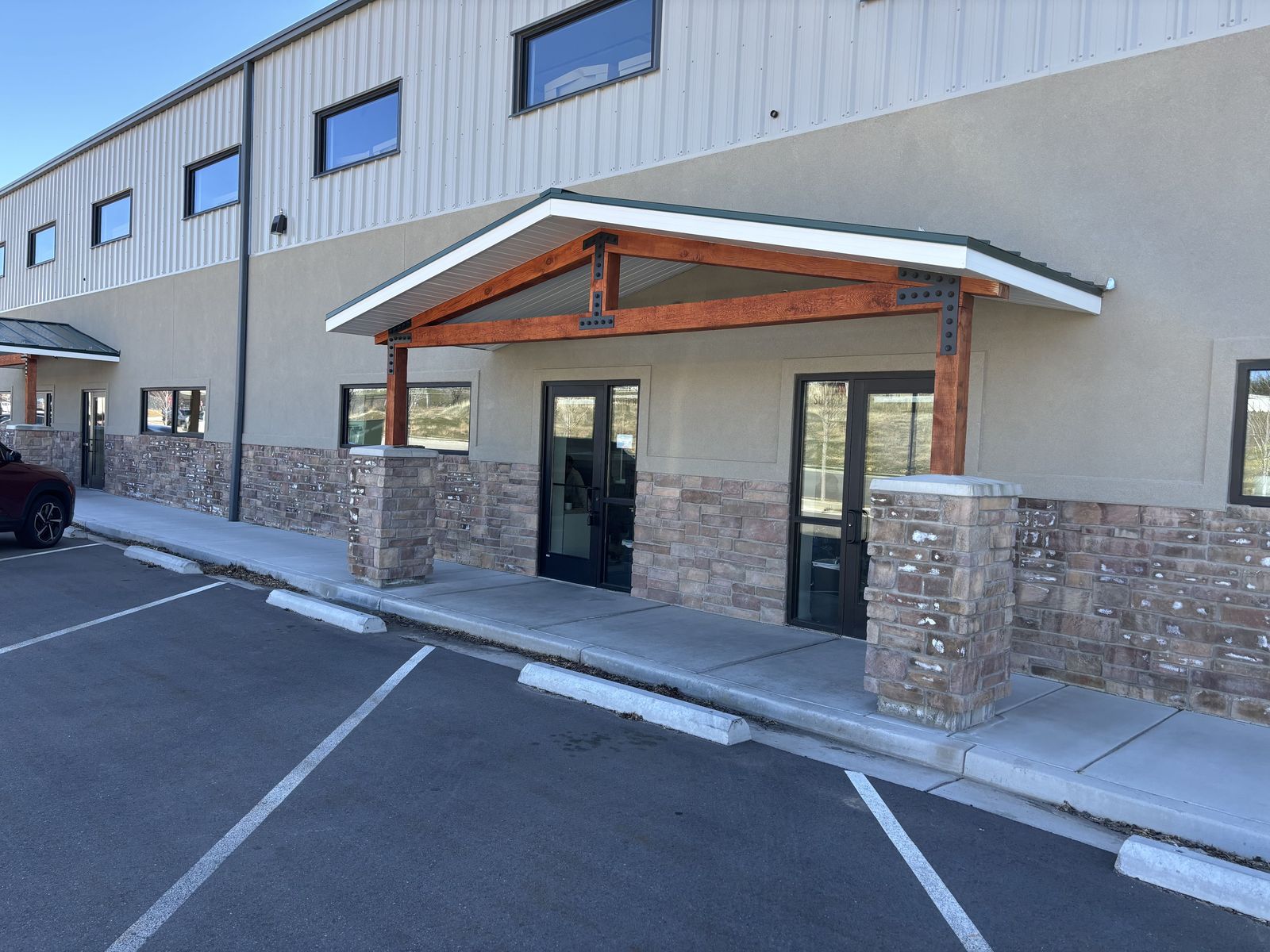 Flex spaces in excellent Layton location