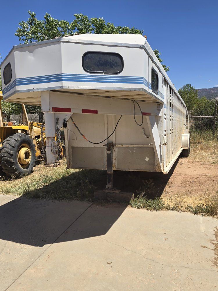 94 Titan 30' GN stock trailer