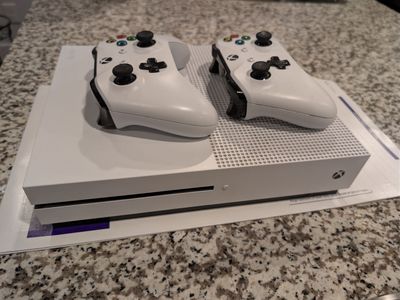 Xbox One S 1TB 2 Controllers