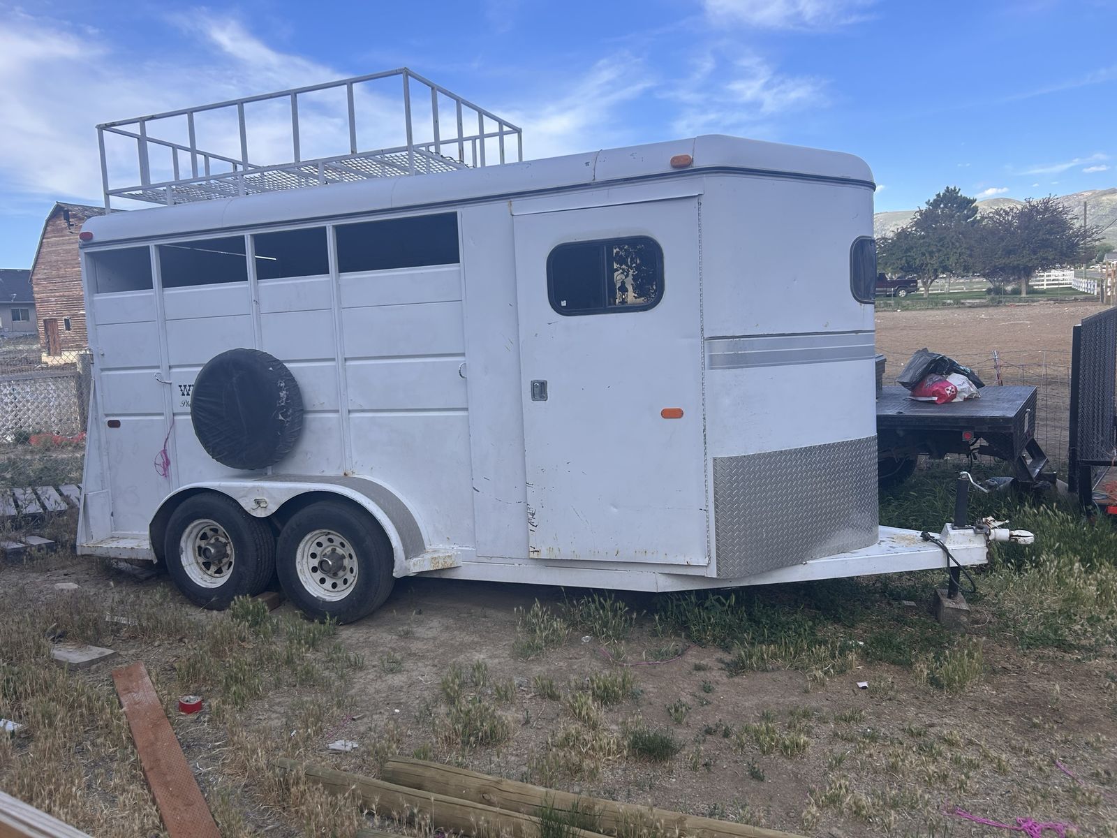 Used White Horse Trailer - Reliable Transport for Your Equine Companions