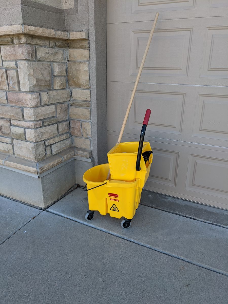Rubbermaid Mop cart with rope mop and handle