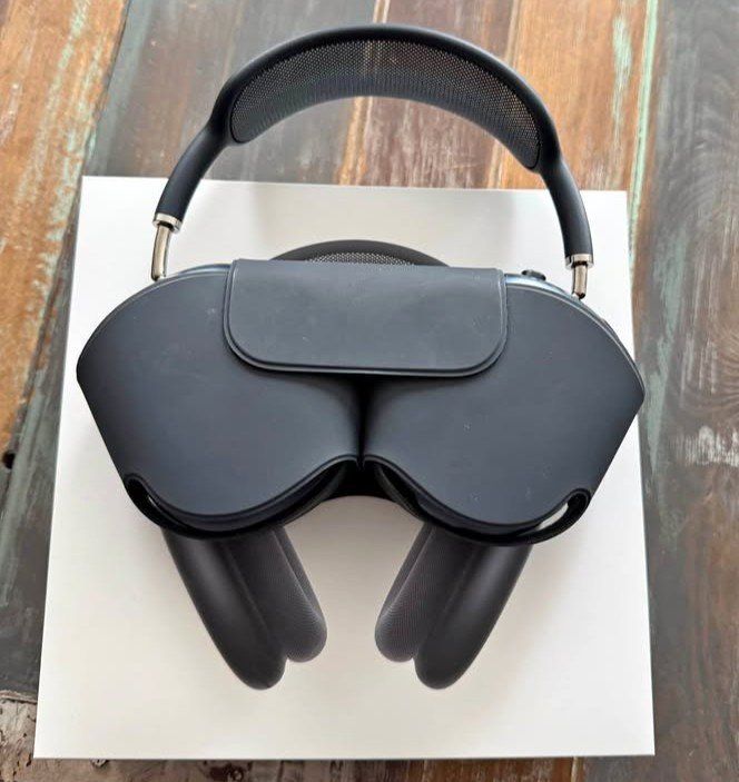 Apple AirPods Max Wireless Over-Ear Headphones - Midnight black with Smart Case