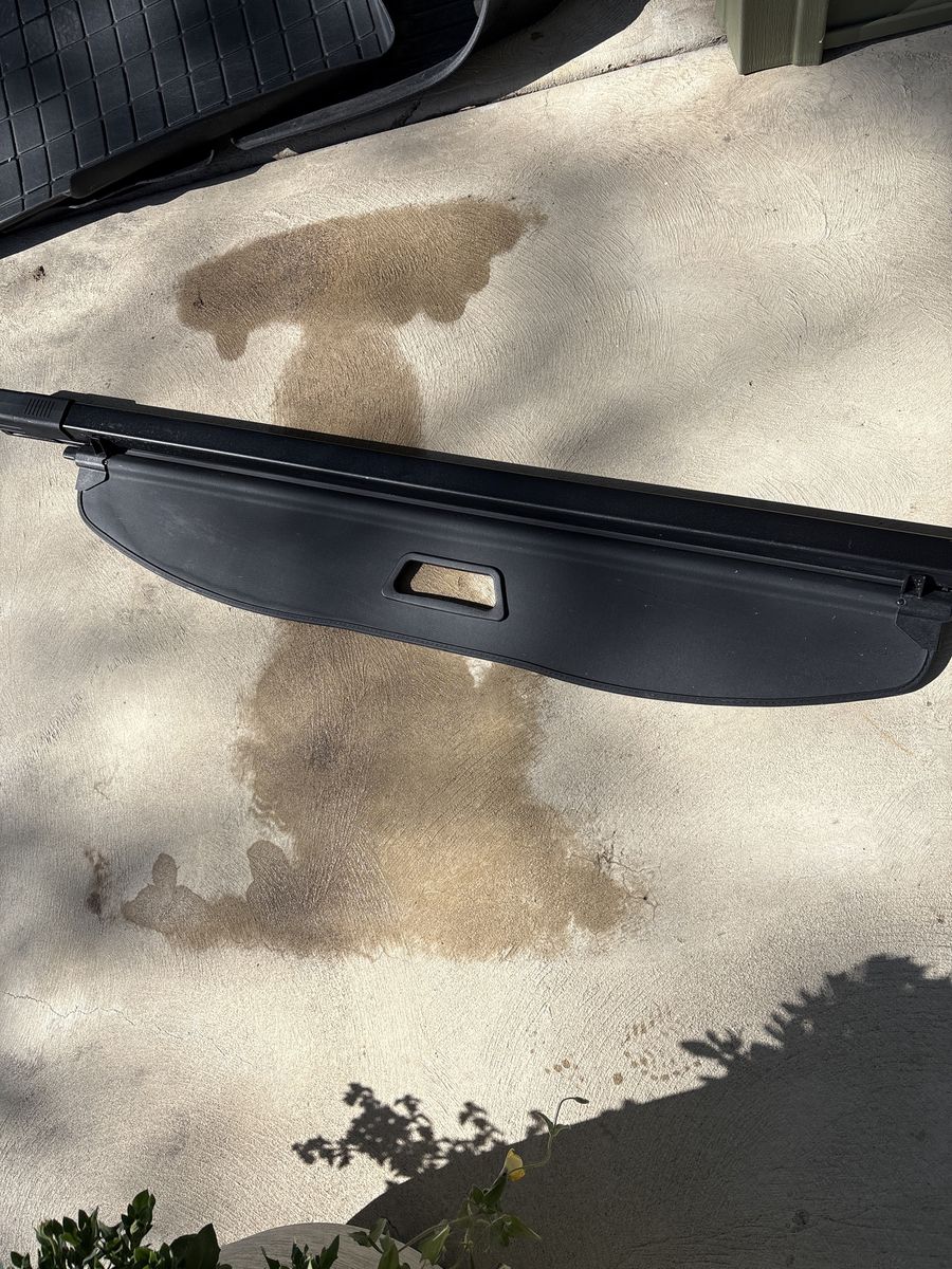 Jeep Grand Cherokee Retractable Cargo Cover