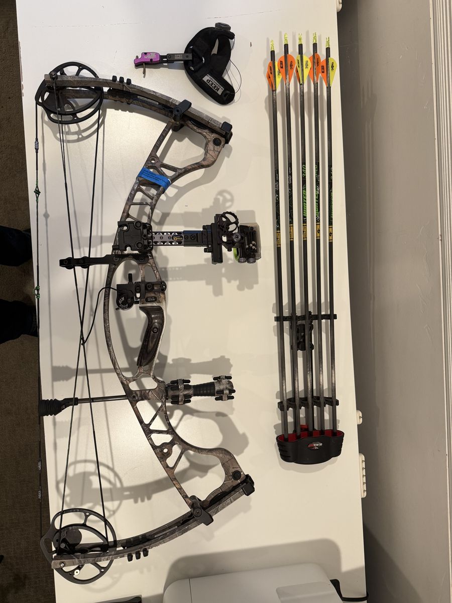 Complete Bow Hunting Kit (Hoyt Spyder Thirty With Premium Components & Accessories)