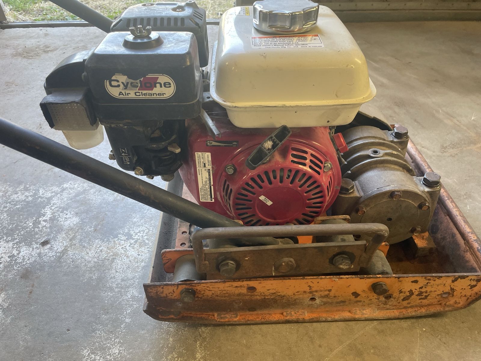 Vibratory plate compactor